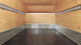 interior caja con cachucha rieles logisticos piso de lamina antiderrapante zoclo galvanizado muros de triplay