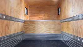 interior caja con cachucha rieles logisticos piso de madera muros de triplay
